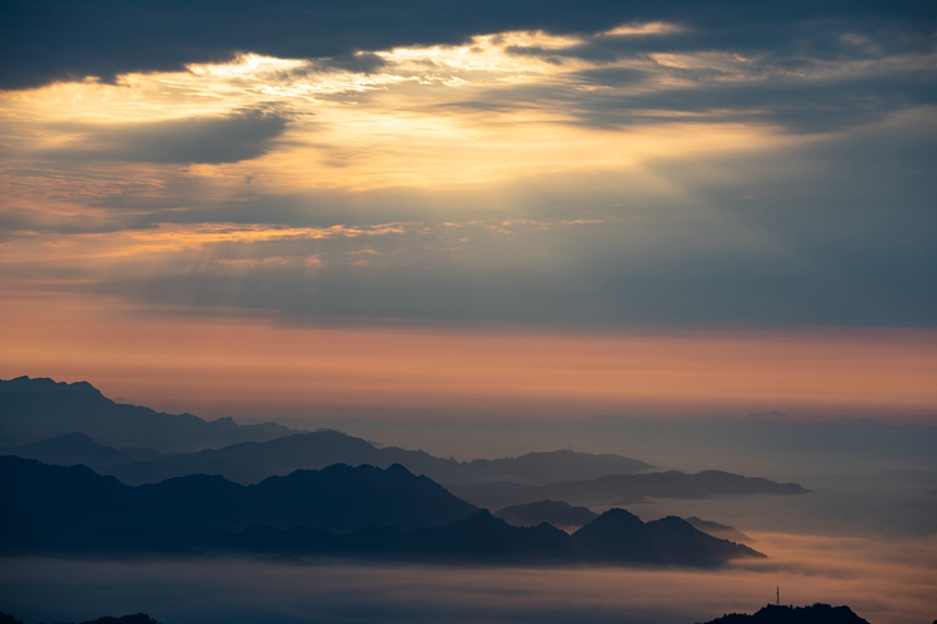 川河蓋景區(qū)云霧繚繞。胡程攝