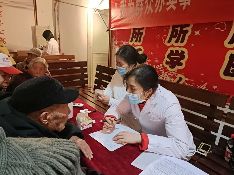 刁攀婭醫(yī)生（右一）開展義診。