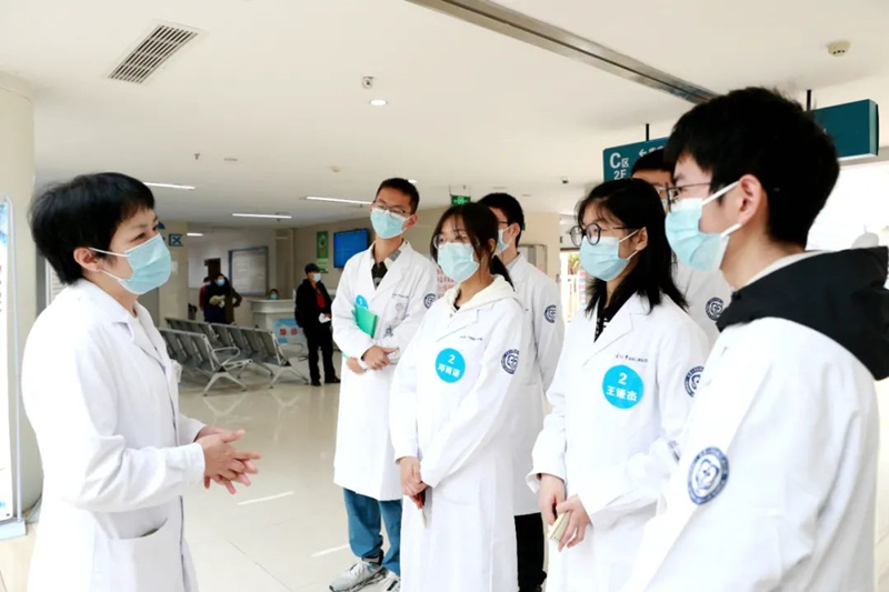 刁攀婭醫(yī)生（左一）帶領(lǐng)重慶大學(xué)醫(yī)學(xué)院學(xué)生們了解門診流程。