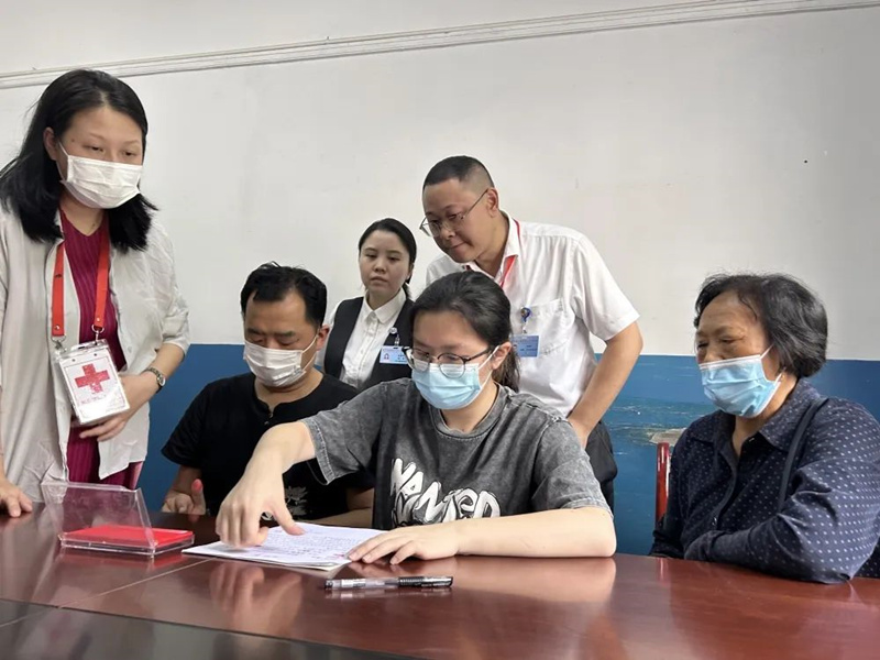 刁攀婭家屬在重慶市紅十字會工作人員見證下簽署《器官捐獻(xiàn)志愿書》。