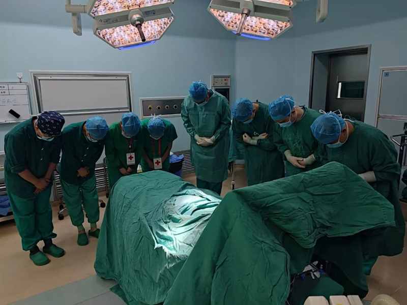 捐獻(xiàn)器官前醫(yī)務(wù)人員向刁攀婭醫(yī)生致敬。