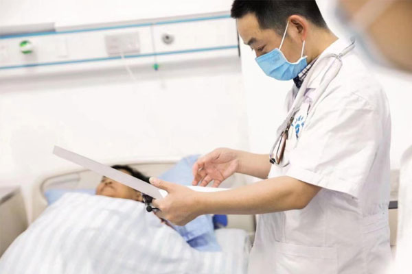 查房。璧山區(qū)中醫(yī)院供圖