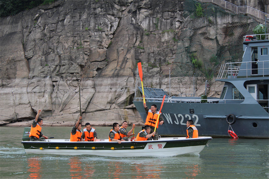 沖過終點，一舉奪魁。錢云星攝 