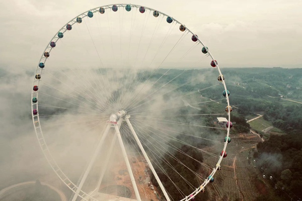 紅酒小鎮(zhèn)巨型摩天輪。景區(qū)供圖