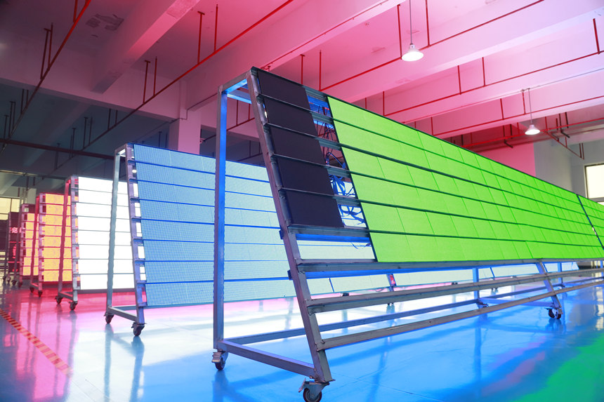 金睿誠科技生產(chǎn)的LED顯示屏。向詩佳攝