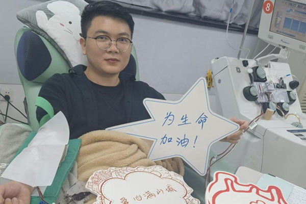 魏南旋正在獻(xiàn)血。重慶市血液中心供圖