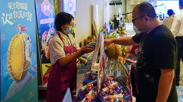 重慶采購商與參展商洽談對接。吳汪洋攝