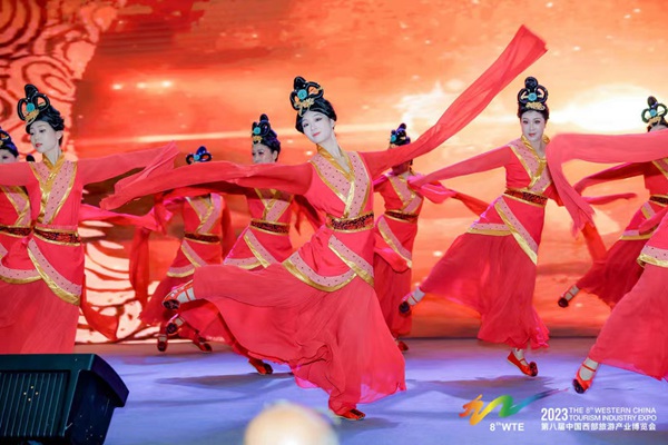 第八屆西旅會(huì)開幕式表演?；顒?dòng)方供圖