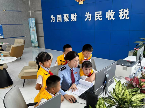 活動(dòng)中，保稅區(qū)稅務(wù)人員向孩子們演示網(wǎng)上辦稅。熊玉婷攝