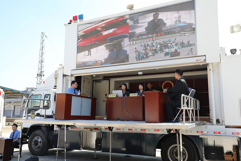 庭審現(xiàn)場(chǎng)。兩江新區(qū)（自貿(mào)區(qū)）法院供圖