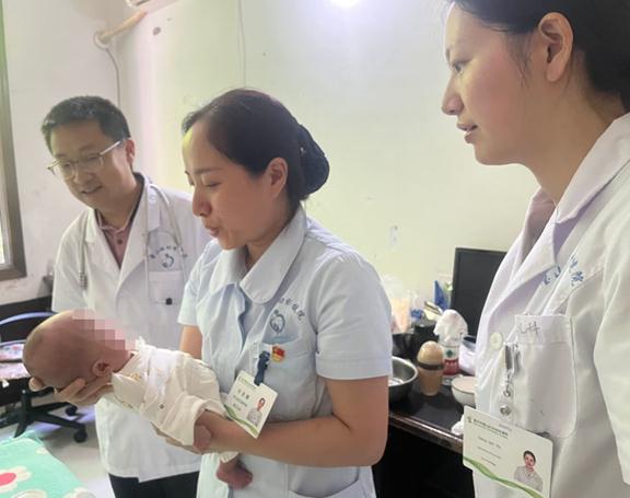 吳丕六帶領(lǐng)醫(yī)護團隊對早產(chǎn)兒進行入戶訪視。璧山區(qū)婦幼保健院供圖