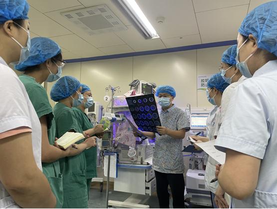 吳丕六察看新生兒生命體征。璧山區(qū)婦幼保健院供圖