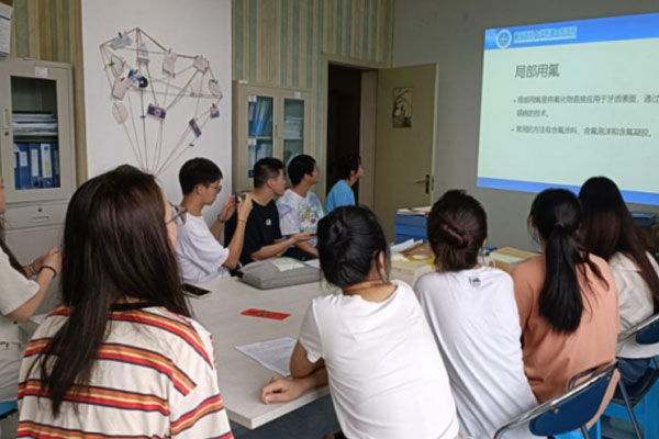 團隊培訓。重醫(yī)附屬口腔醫(yī)院供圖