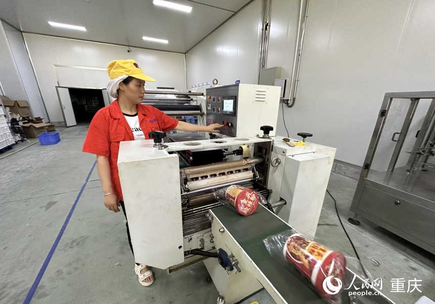 梁平奇爽食品有限公司的酸辣粉包裝線。 人民網(wǎng)記者 劉政寧攝