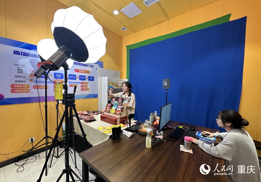 電商直播間里的主播正在銷售預(yù)制菜產(chǎn)品。 人民網(wǎng)記者 劉政寧攝