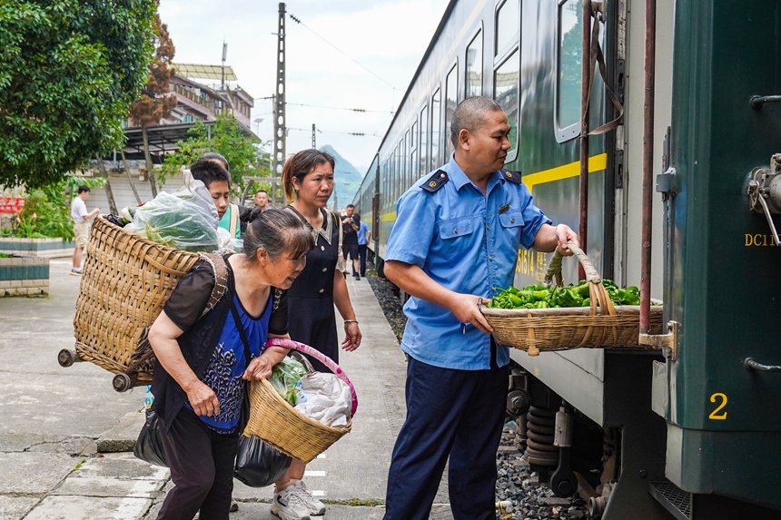 7月11日，沿線村民將自家種的瓜果蔬菜帶上“小慢車”售賣。李文航攝
