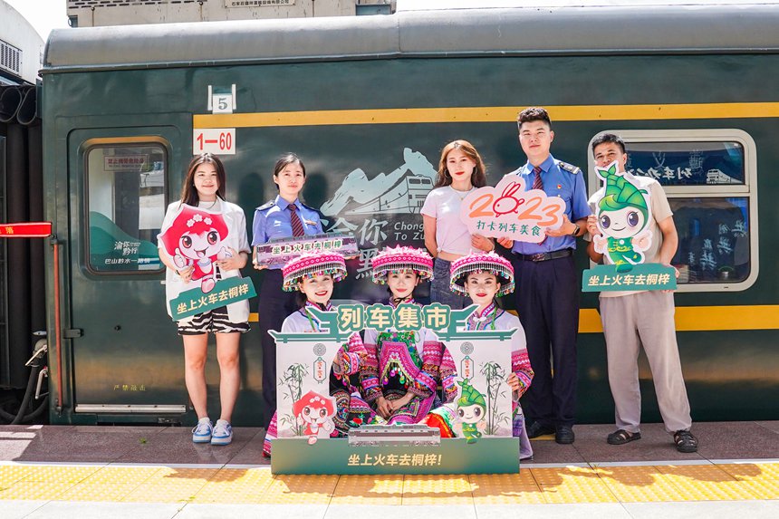 7月11日，旅客打卡5630次“小慢車”。李文航攝