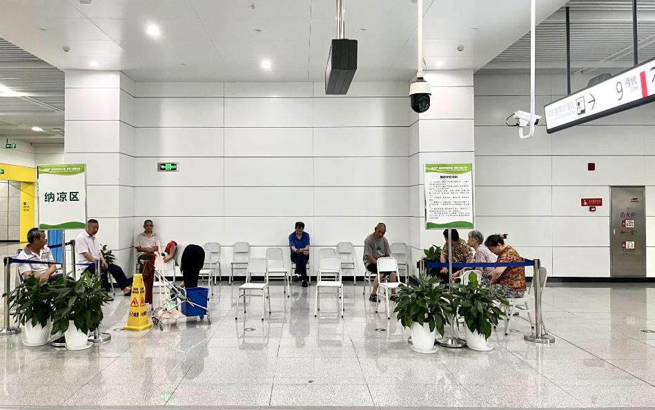 重慶軌道交通春華大道站的納涼區(qū)&nbsp;重慶交通開投集團(tuán)軌道集團(tuán)供圖