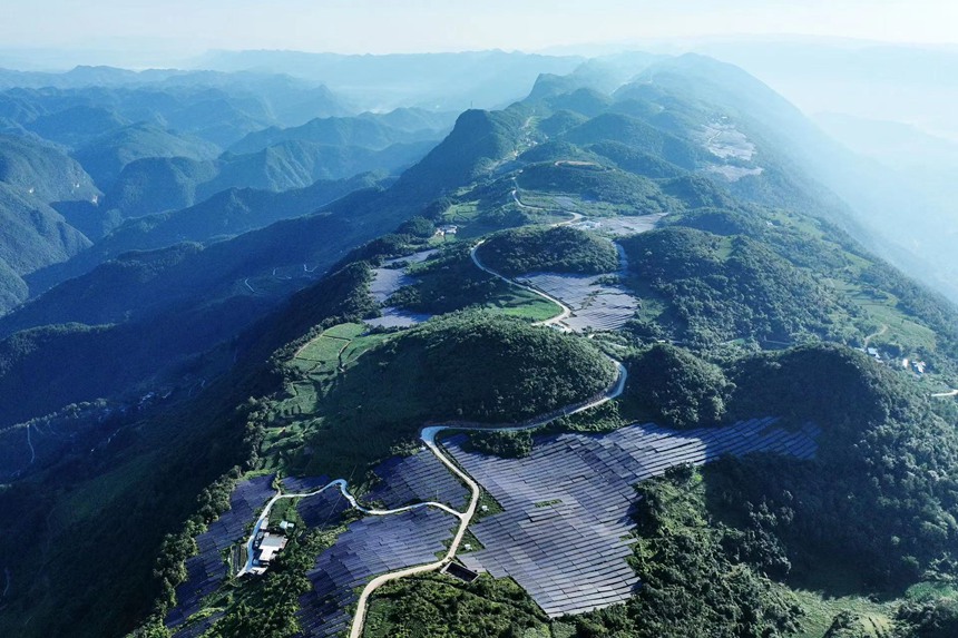光伏發(fā)電板掩映著群山。楊敏攝