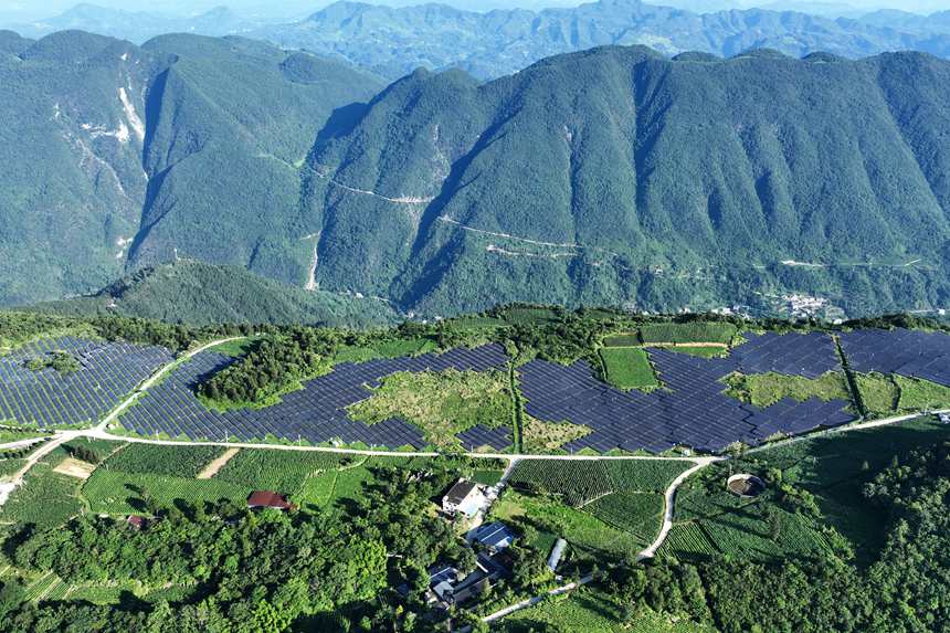 重慶市黔江區(qū)麒麟蓋山地光伏發(fā)電站。楊敏攝