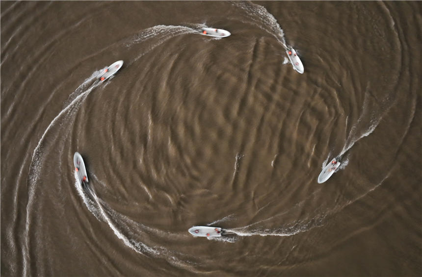 武警重慶總隊(duì)船艇支隊(duì)組織沖鋒舟操作訓(xùn)練。唐志勇攝