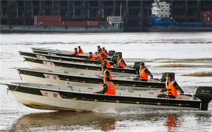武警重慶總隊(duì)船艇支隊(duì)組織沖鋒舟操作訓(xùn)練。徐優(yōu)攝