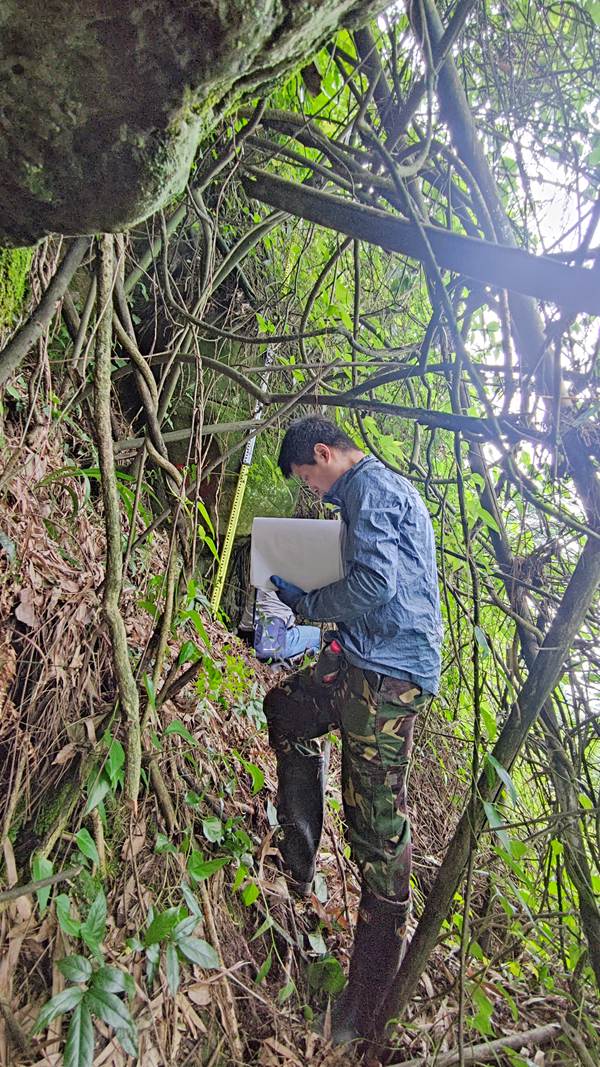 《記錄》。6月，綦江區(qū)一處危巖勘查工作現(xiàn)場，重慶一三六地質(zhì)隊地災(zāi)防治工程師羅猛記錄著實地調(diào)查的危巖情況與相關(guān)數(shù)據(jù)。杜健攝