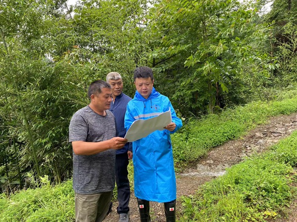 《雨中巡查》。7月4日，南川區(qū)三泉規(guī)劃和自然資源所開展雨中地災(zāi)巡排查，并指導(dǎo)群測群防員做好汛期巡排查和臨災(zāi)處置工作。舒勤燕攝