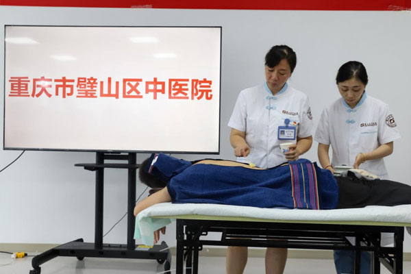 中醫(yī)適宜技術(shù)展示-督灸。璧山區(qū)中醫(yī)院供圖