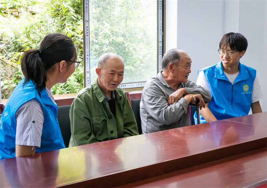 “煙消健康來(lái)”服務(wù)隊(duì)走訪慰問(wèn)老黨員。院方供圖