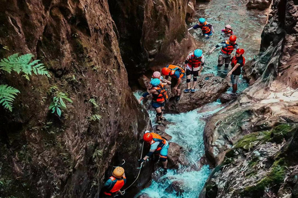 北碚區(qū)金刀峽景區(qū)，游客正在體驗溪降活動。受訪企業(yè)供圖