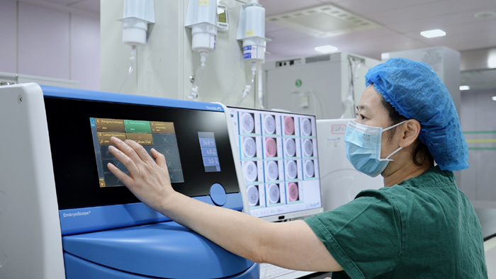 醫(yī)生會對胚胎進行檢查。院方供圖