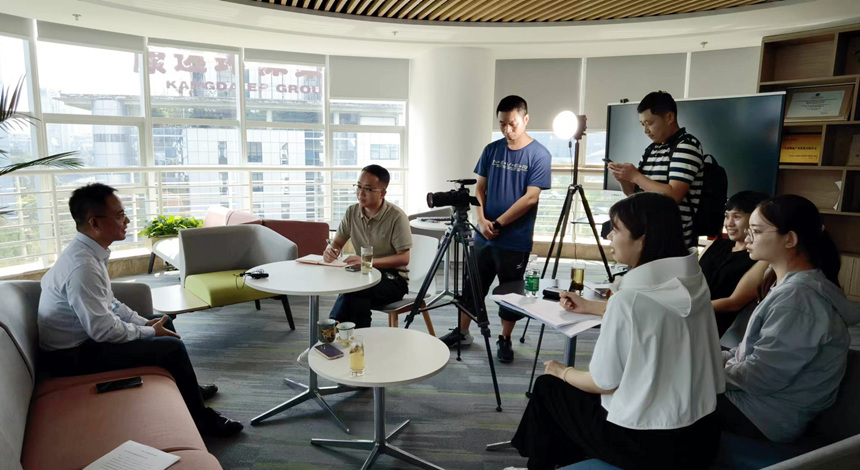 采訪團(tuán)在重慶物流集團(tuán)采訪。人民網(wǎng)記者 劉紅攝