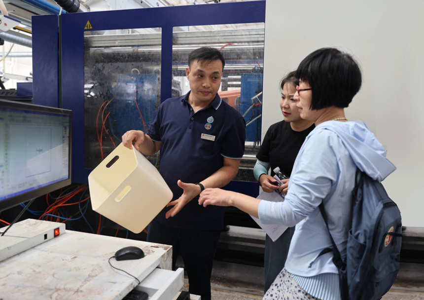 采訪團(tuán)在重慶大足區(qū)了解當(dāng)?shù)禺a(chǎn)業(yè)發(fā)展。曾英豪攝