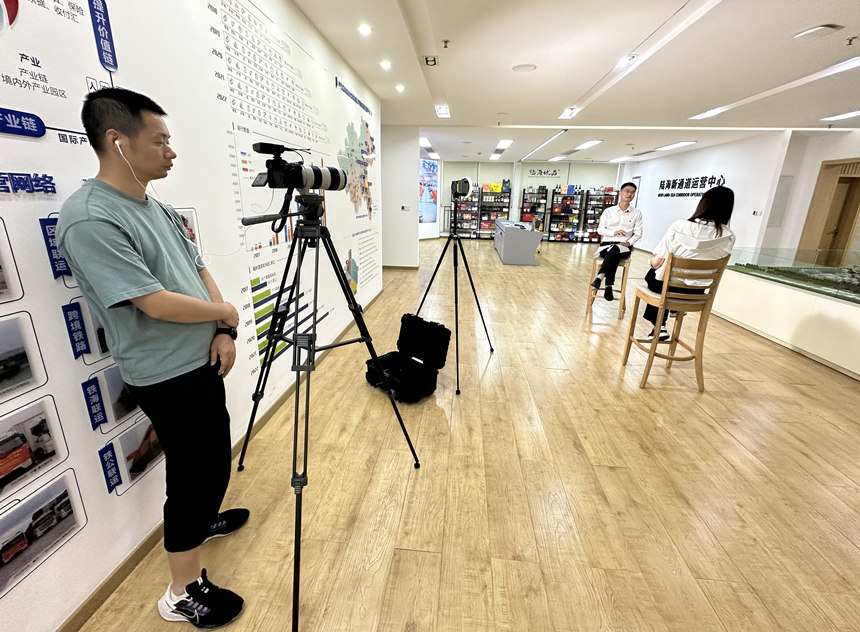 采訪團(tuán)在陸海新通道運(yùn)營(yíng)中心采訪。人民網(wǎng)記者 劉政寧攝