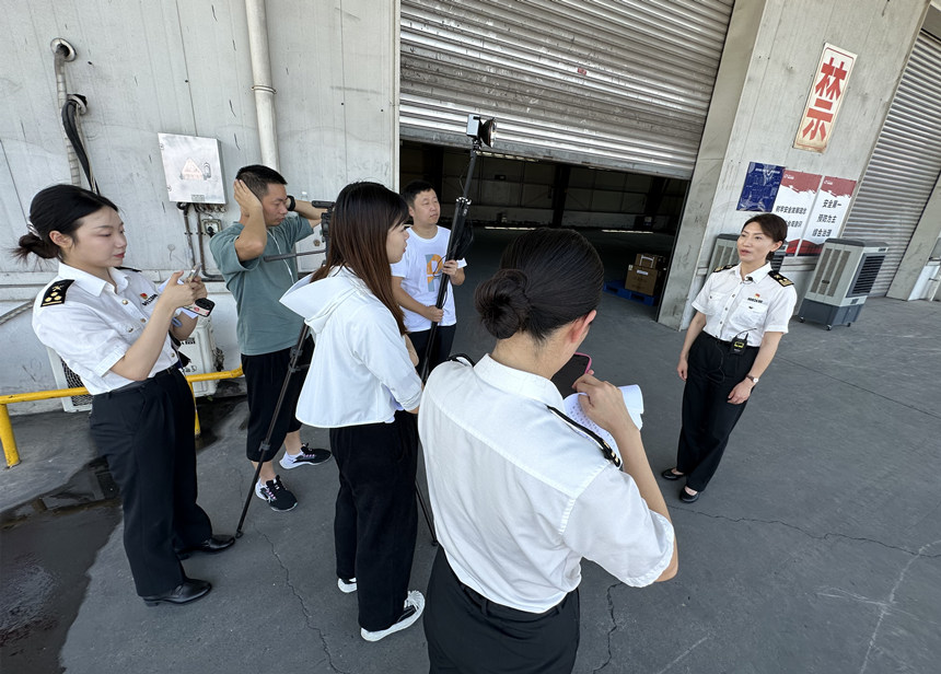 采訪團(tuán)在重慶海關(guān)所屬渝州海關(guān)采訪。人民網(wǎng)記者 劉政寧攝