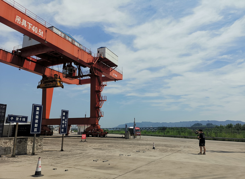 采訪團(tuán)在重慶江津珞璜臨港產(chǎn)業(yè)城小南埡鐵路物流中心采訪拍攝。李波攝