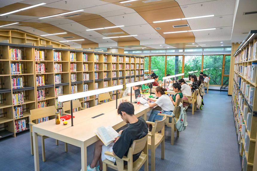 讀者在森林圖書館內(nèi)看書。鄒樂攝