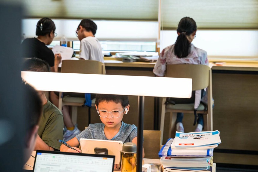 讀者在森林圖書館內(nèi)看書。鄒樂攝