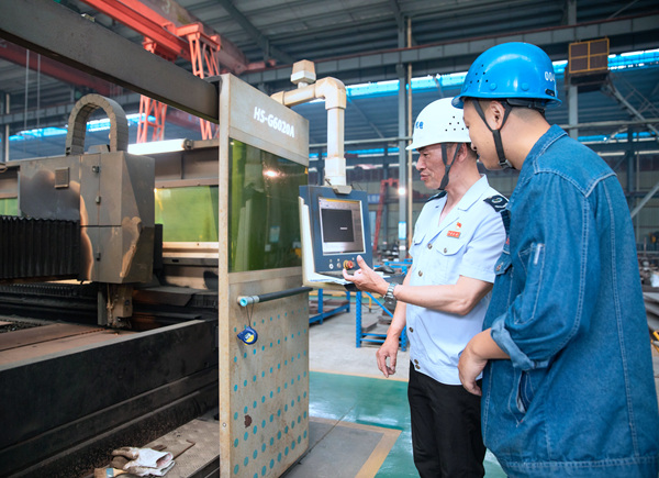 南川區(qū)稅務(wù)人員走進(jìn)重慶市上澤機(jī)電有限公司生產(chǎn)車間，了解企業(yè)生產(chǎn)和研發(fā)情況，宣傳研發(fā)費(fèi)用加計(jì)扣除政策。楊寅攝