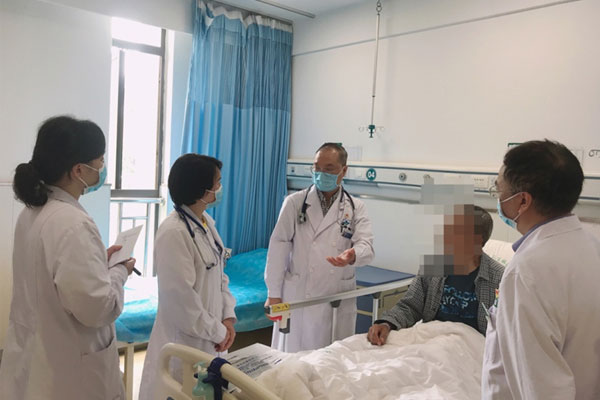 臨床查房。兩江新區(qū)人民醫(yī)院供圖