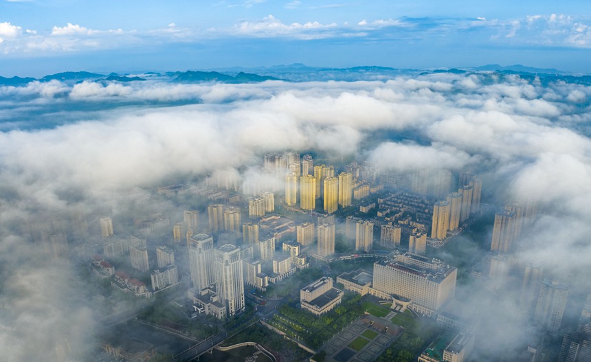 云霧繚繞的南川城區(qū)。甘昊旻攝