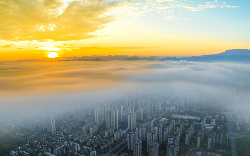 云霧繚繞的南川城區(qū)。甘昊旻攝