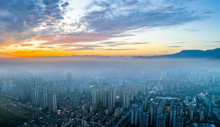 云霧繚繞的南川城區(qū)。甘昊旻攝