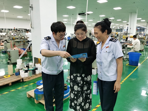 高新區(qū)稅務(wù)人員走訪企業(yè)，宣傳輔導(dǎo)研發(fā)費(fèi)用加計(jì)扣除等稅費(fèi)優(yōu)惠政策。王玉婷攝