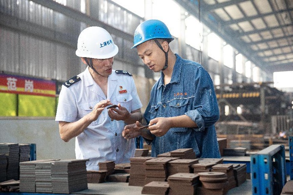 近日，重慶市南川區(qū)稅務(wù)局組織人員走訪高新技術(shù)企業(yè)，了解企業(yè)發(fā)展情況，開展稅費(fèi)政策宣傳輔導(dǎo)。楊寅攝