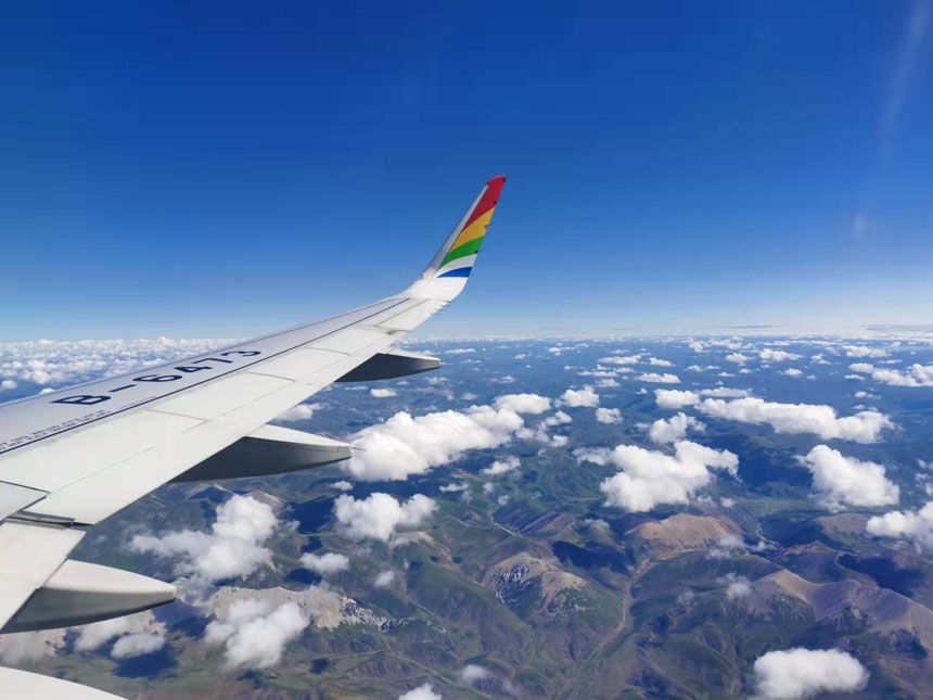 人民日報社重慶分社采訪團隊飛赴昌都。姜峰攝