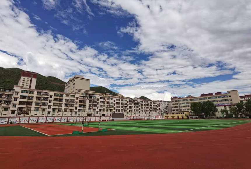 昌都一高的現(xiàn)代化操場，在重慶援建下硬件設(shè)施得到顯著提升。姜峰攝