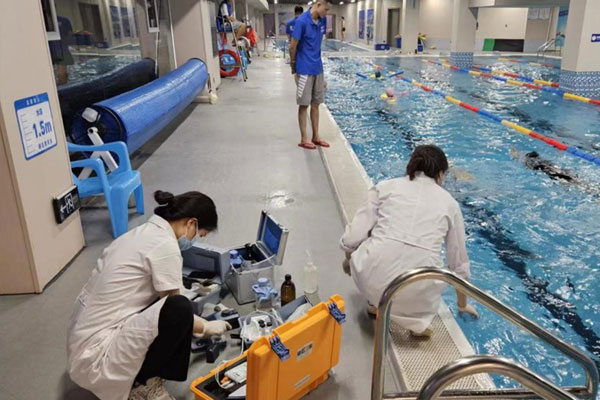 三方檢測(cè)機(jī)構(gòu)對(duì)游泳場(chǎng)所的池水進(jìn)行檢測(cè)。石柱縣衛(wèi)生健康綜合行政執(zhí)法支隊(duì)供圖