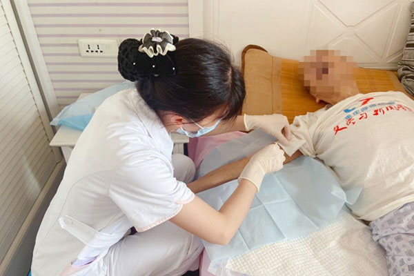 “到家護(hù)理”服務(wù)。重慶大學(xué)附屬江津醫(yī)院供圖